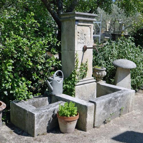Garden fountain in a rustic style in natural stone - Atelier Alain BIDAL (Provence)