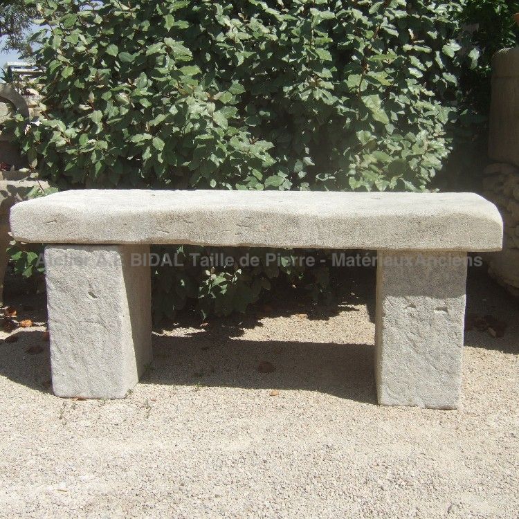 Banc en pierre naturelle de Provence au style rustique à venir découvrir chez l'Atelier Bidal.