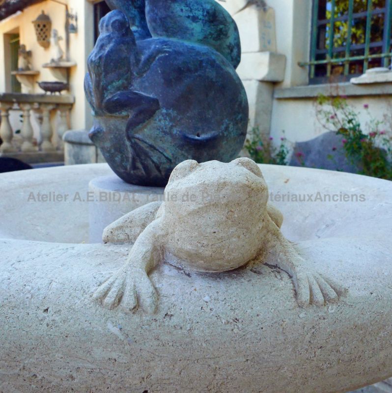 Grenouille sculptée en pierre : fontaine centrale de jardin en vente chez Atelier Alain BIDAL (Provence)
