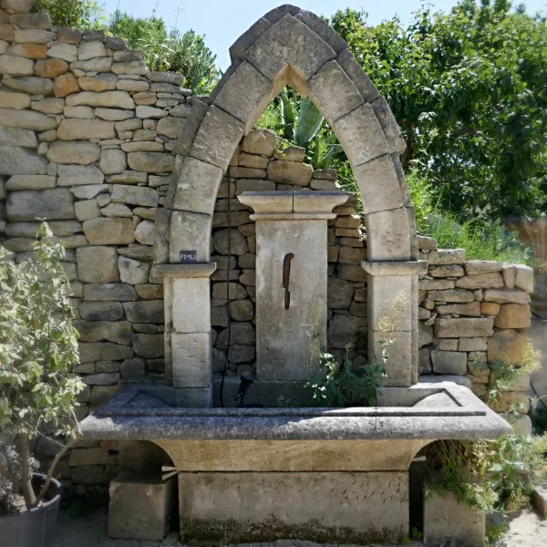 Decorative fountain made of natural stone by the artisan stonemason in Provence Alain Bidal.