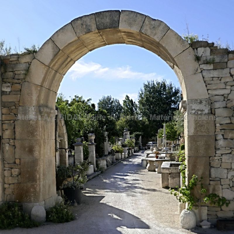 Vault carved in Provence stone : for indoor decoration or outdoor use.