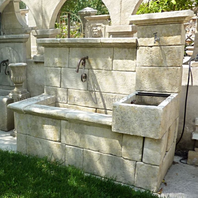 Large fontaine décorative de Provence taillé en pierre naturelle par l'artisan tailleur de pierre Alain BIDAL.