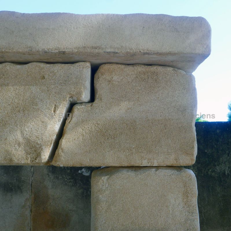Cheminée rustique de Provence en pierre calcaire patinée - Atelier Alain BIDAL (Provence)