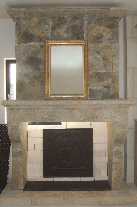 Pour les passionnés de cheminées provençale, une cheminée traditionnelle en pierre taillée  - Atelier Alain BIDAL (Provence)