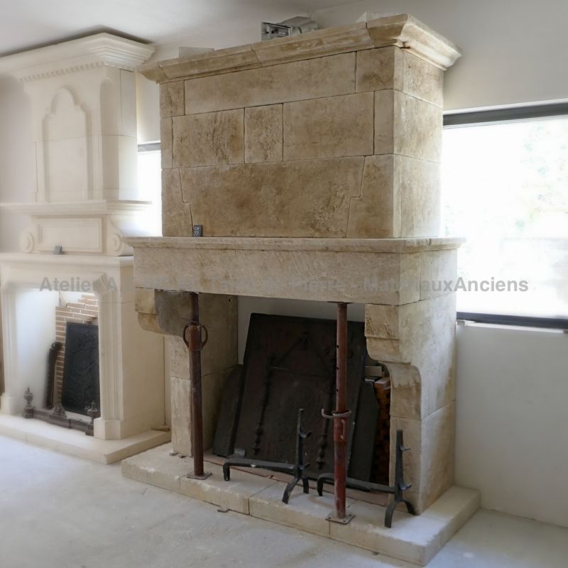 Cheminée ancienne en pierre taillée à l'Isle sur la Sorgue en Provence - Atelier Alain BIDAL