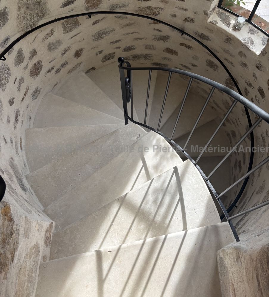 Escalier hélicoïdal en pierre de taille : fabrication artisanale du tailleur de pierre Alain BIDAL