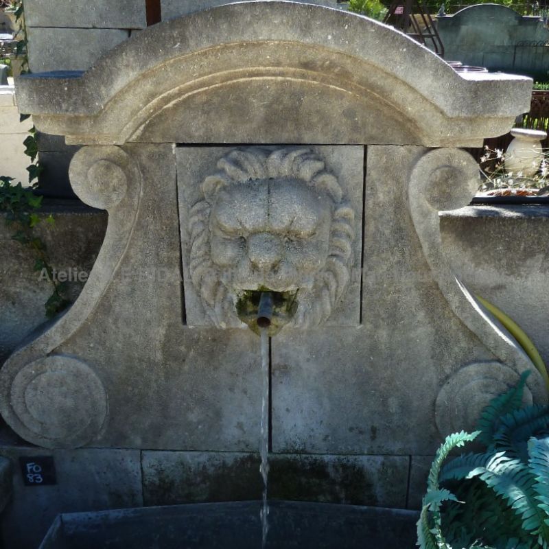 Fontaine à eau Alain Bidal : fontaine murale avec sculpture en pierre naturalle