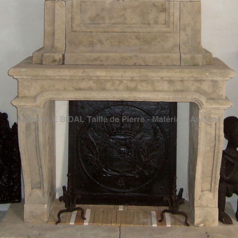 Belle cheminée Louis XIII confectionnée en pierre de Provence par le tailleur de pierre Alain Bidal (Provence)
