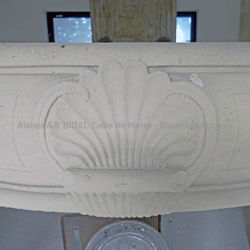 Détail de la coquille sculptée à la main au centre du linteau de notre cheminée en pierre
