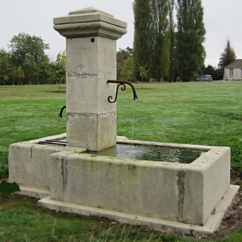 Large garden water fountain in natural stone - Atelier Alain BIDAL (Provence)