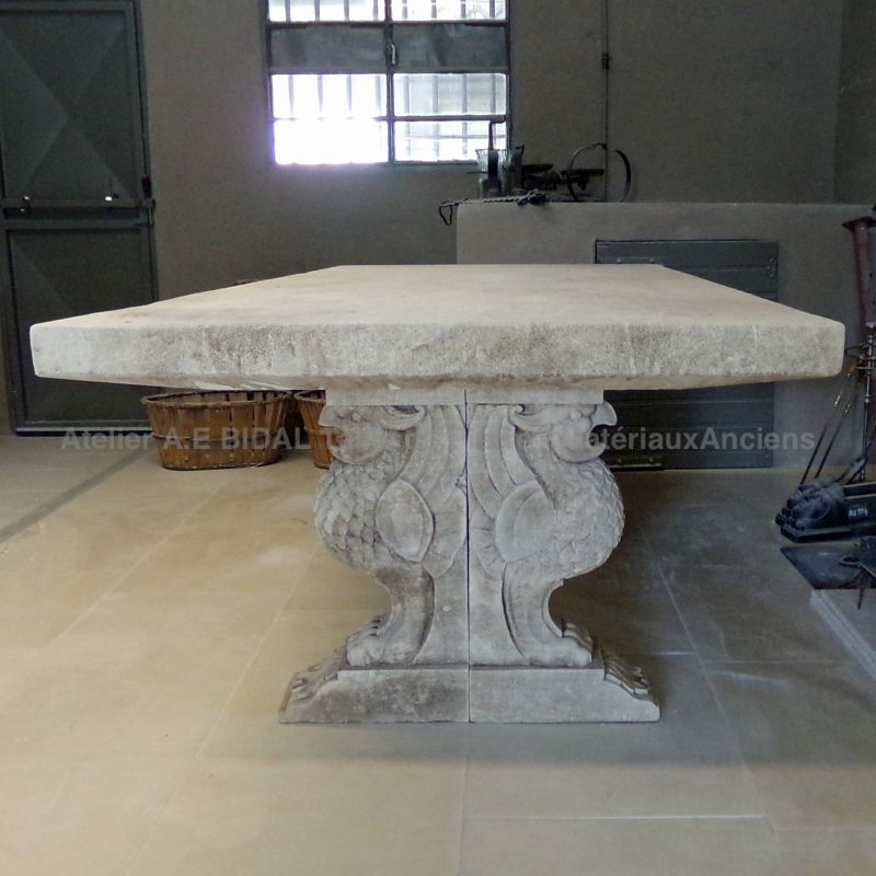 Table pour salle à manger en pierre de Provence vieillie - Atelier Alain BIDAL (Provence)