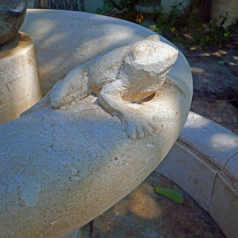 Petit bassin rond en pierre avec grenouille sculptée et putto en terre cuite : Atelier Alain BIDAL (Provence)