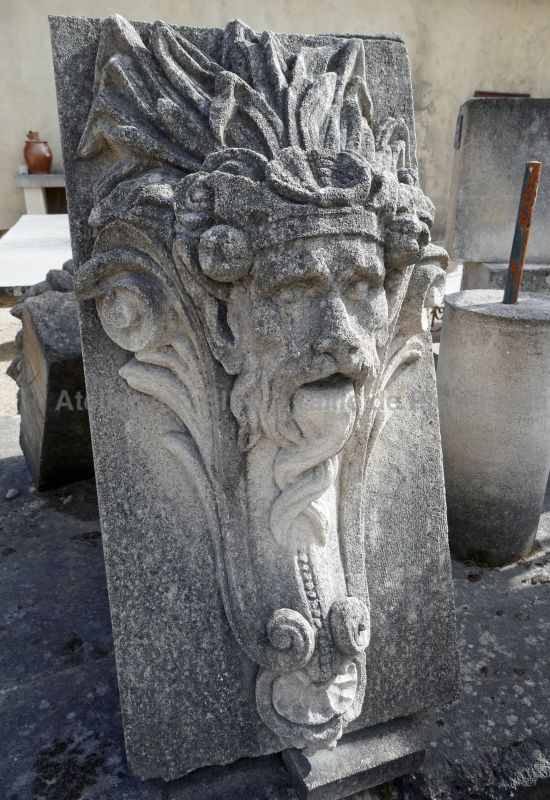 Water spout in weathered carved limestone - Atelier Alain BIDAL (Provence)
