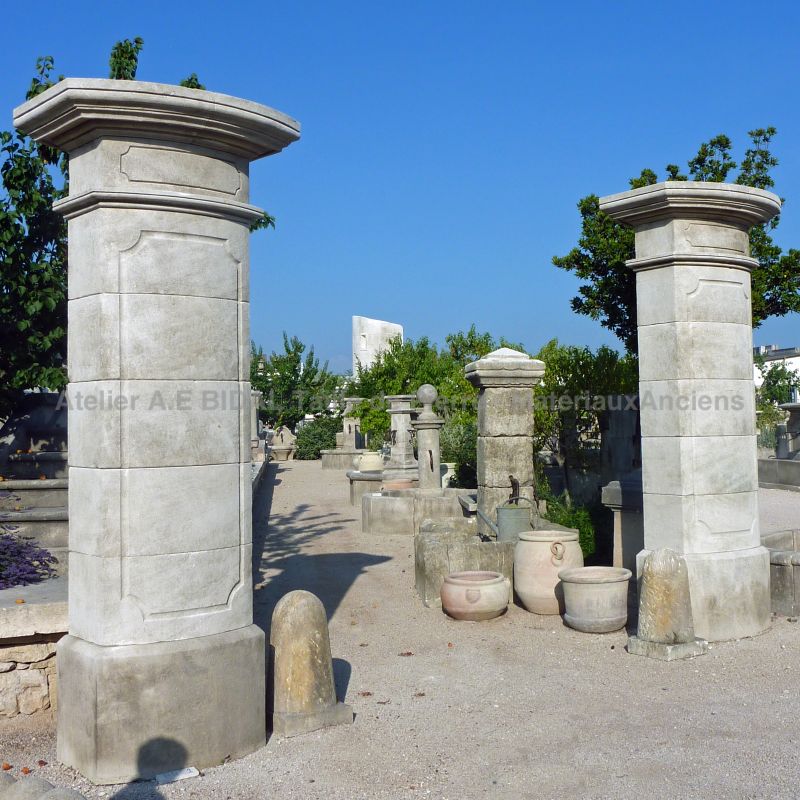 Restangular gate posts in stone - stone pillars by Atelier Alain Bidal, master stone cutter in Provence