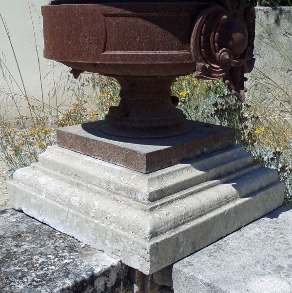 Small pedestals in carved limestone for vases or statues - Atelier Alain BIDAL (Provence)