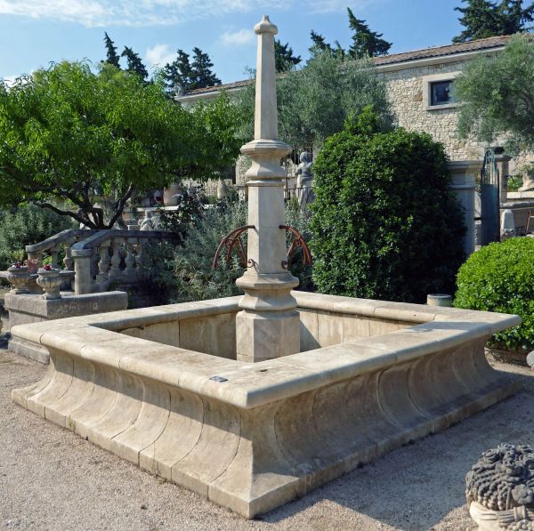 Fontaine de ville ancienne en fonte à décor de feuilles de chêne - Fontaines,  bassins et puits