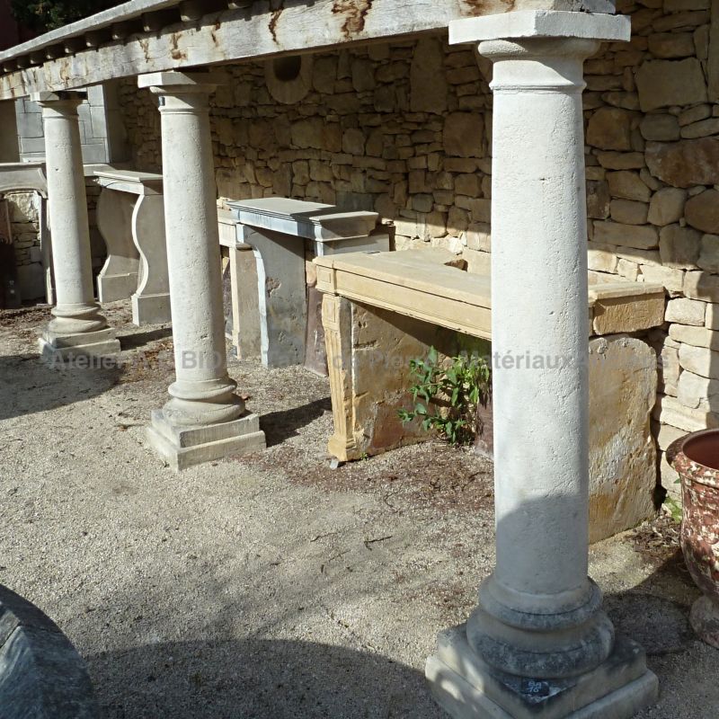 Superbe colonne toscane en pierre taillée pour les amoureux de la décoration en pierre.