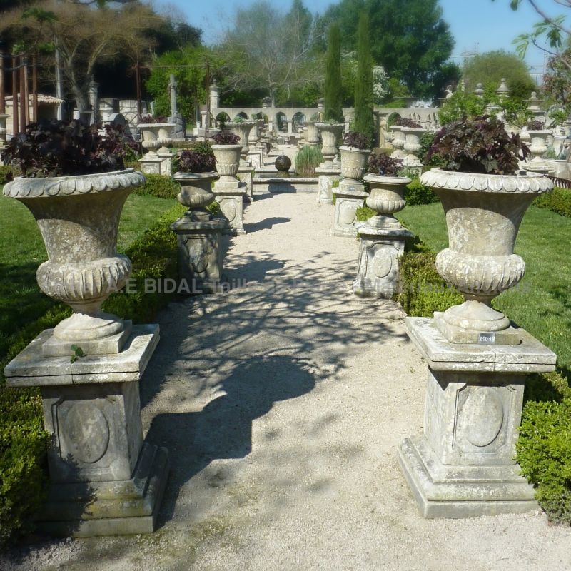 Déco originale pour le jardin : le socle en pierre de taille signé Alain BIDAL.