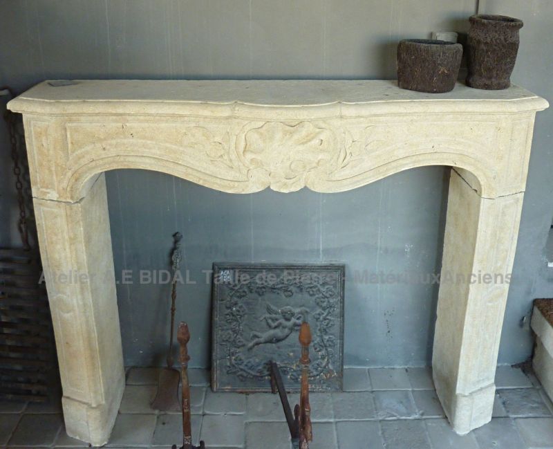 Cheminée française de ré-édition en pierre calcaire. Une création Alain Bidal, Provence.