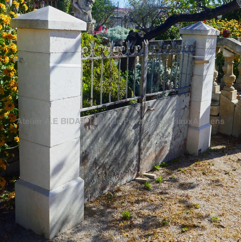 Small pillars in natural stone crafted by our stone mason in Provence