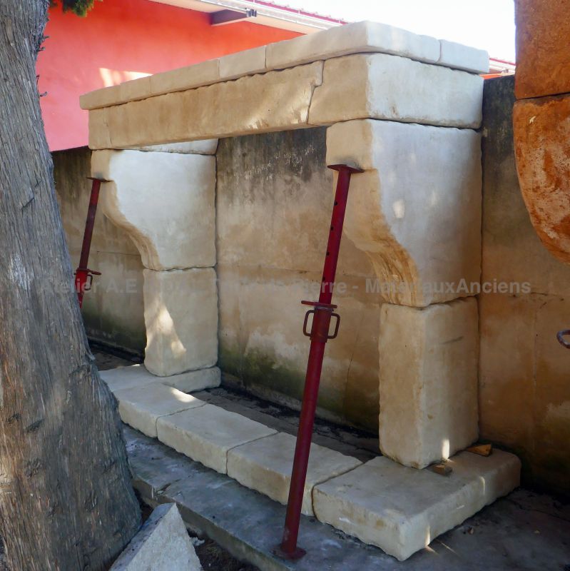 Cheminée rustique - Cheminée en pierre naturelle par le tailleur de pierre Alain BIDAL (Provence)
