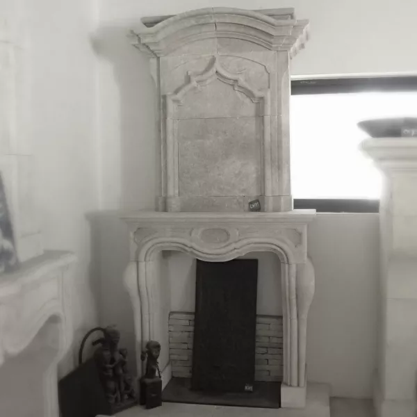 Fireplace with an over-mantle, the reissue of a classic Louis XV mantelpiece - Atelier Alain BIDAL (Provence)
