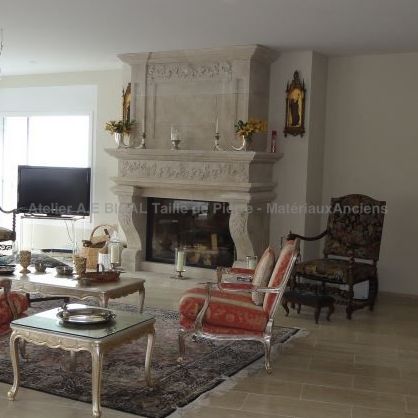 Stone fireplace with overmantle - Atelier Alain BIDAL (Provence)