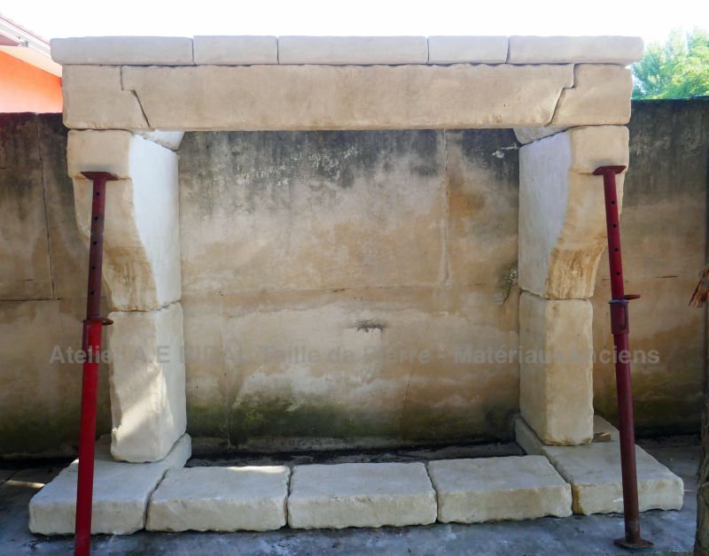 Cheminée en pierre taillée - Large cheminée provençale en pierre naturelle par l'Atelier Alain BIDAL (Provence)