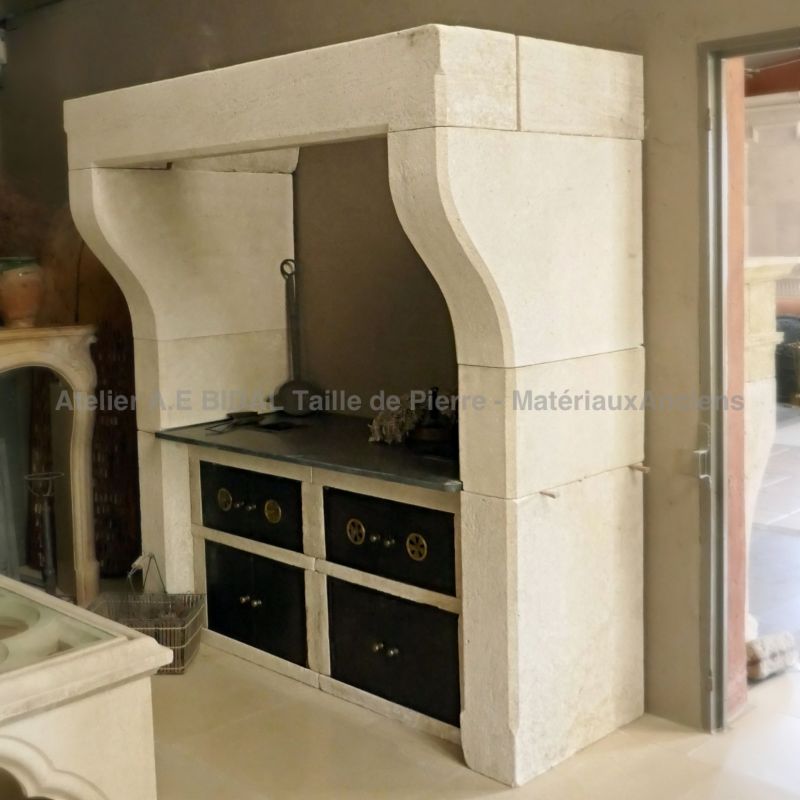 Hand-crafted and tailor-made stone kitchen by the Atelier Alain BIDAL, stone cutter in Provence