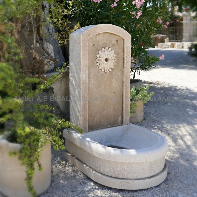 Small fountain for outdoor decoration - Wall fountain hand carved in natural French limestone - Atelier Alain BIDAL (Provence)