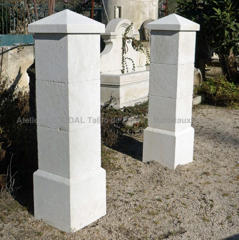 Petite paire de piliers en pierre avec chapiteau pointe diamant