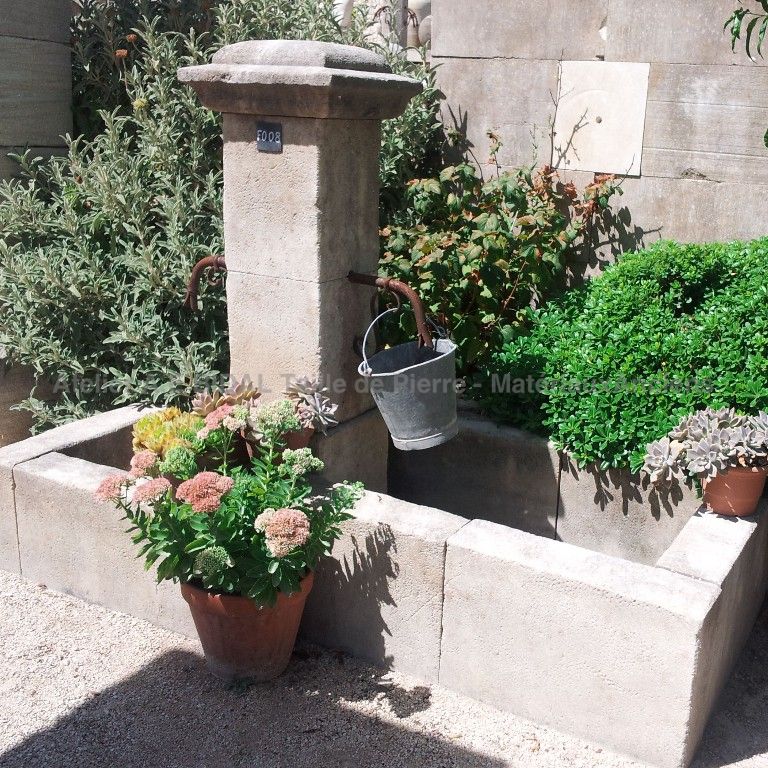 Traditional rustic fountain for charming landscaping - Atelier Alain BIDAL (Provence)