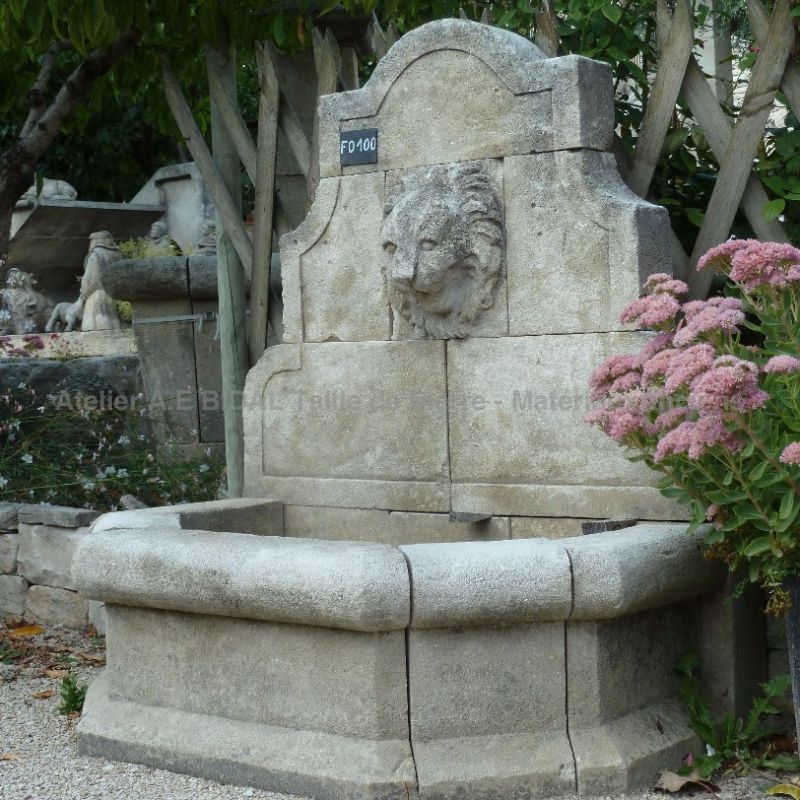 Charming stone fountain with a beautiful hand-sculpted lion's head in stone - Atelier Alain BIDAL (Provence)