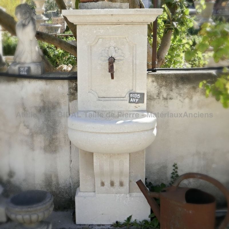 Garden fountain in stone ǀ Water fountain hand made in Provence