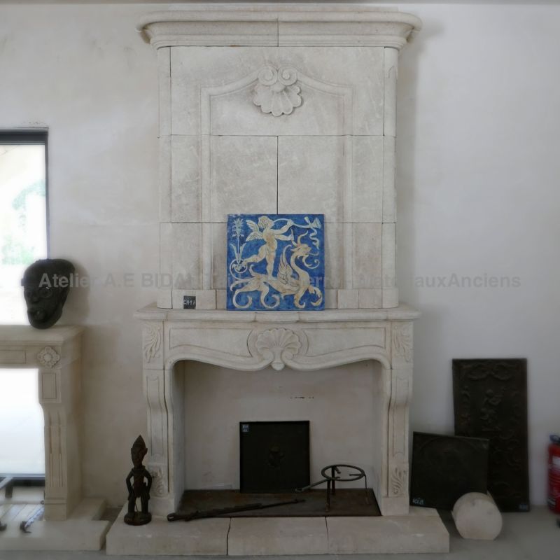 Cheminée en pierre d'Estaillades du début du 18ème siècle | Cheminée de style Régence -  Atelier Alain BIDAL (Provence)