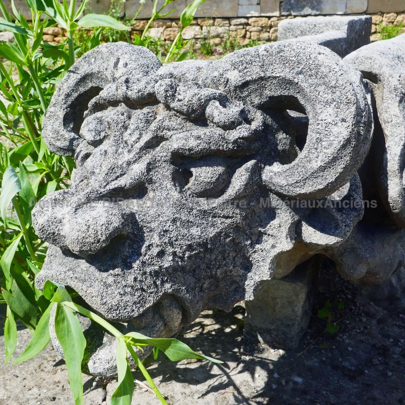 Beautiful hand-crafted sculpture in patinated stone : gargoyle from the Atelier Alain BIDAL, Provence