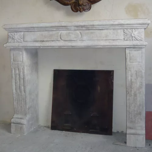 Cheminée de style Louis XVI en pierre d'Estaillades - Atelier Alain BIDAL (Provence)