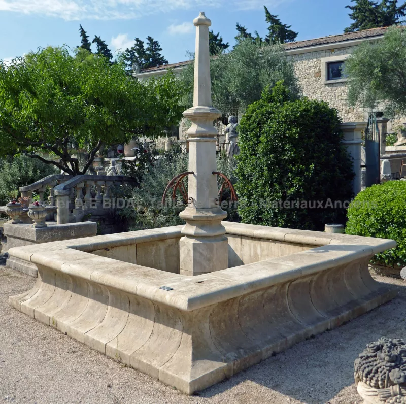 Exceptional carved limestone basin with Gothic-style central column - Atelier Alain BIDAL (Provence)