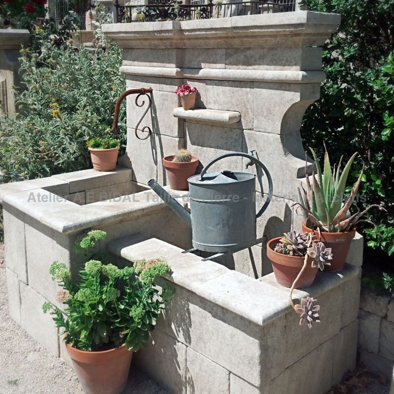 Fontaine de jardin en pierres appareillées - Décoration du jardin en pierre naturelle