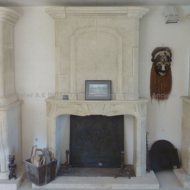 Louis XIV fireplace : a nice crafted limestone mantelpiece from the atelier Alain BIDAL in Provence