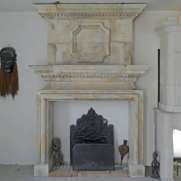 Majestueuse cheminée en pierre d'inspiration Louis XIII créée en Provence - Atelier Alain BIDAL (Provence)
