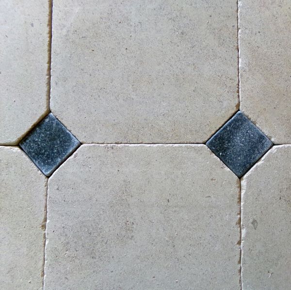 Dallage en pierre : Fontenay claire avec cabochons - Finition Antique (Bourgogne Franche-Comté)