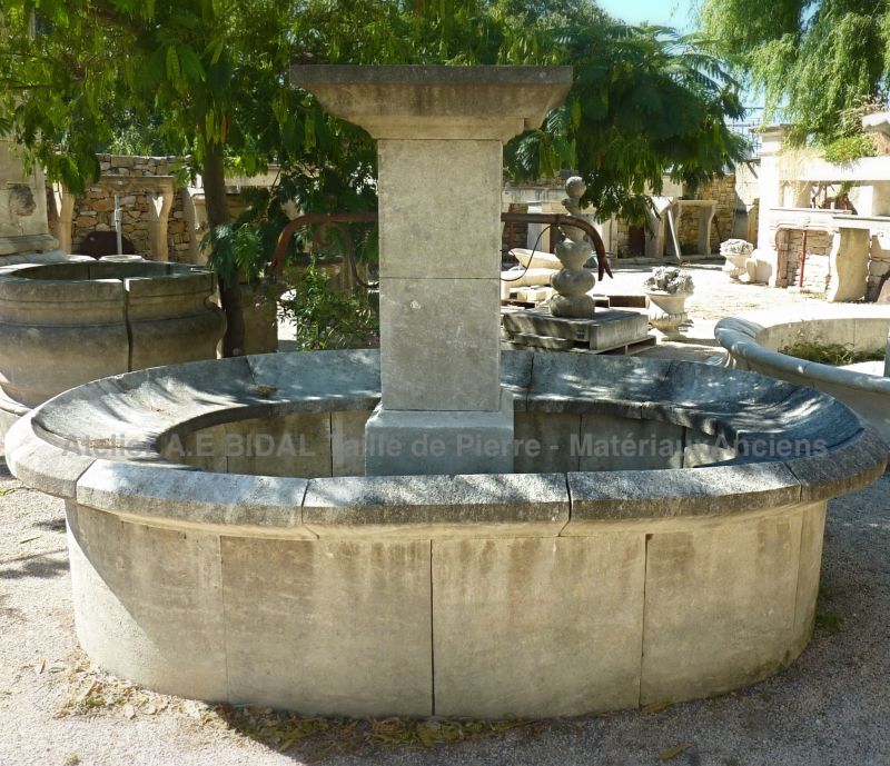 Exceptional village fountain in stone for outdoor design - Atelier Alain BIDAL (Provence)