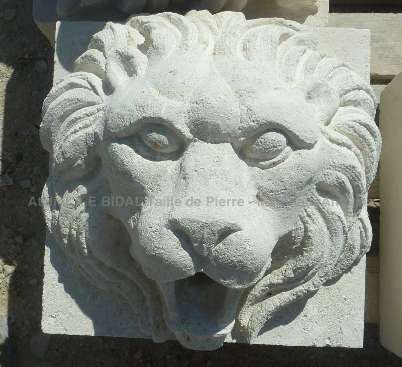 Tête de lion en pierre naturelle patinée - Atelier Alain BIDAL (Provence)