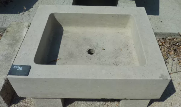 Versatile sink in carved limestone : ideal for a kitchen, a bathroom or a part of a summer kitchen ! (Atelier Alain BIDAL, Provence)