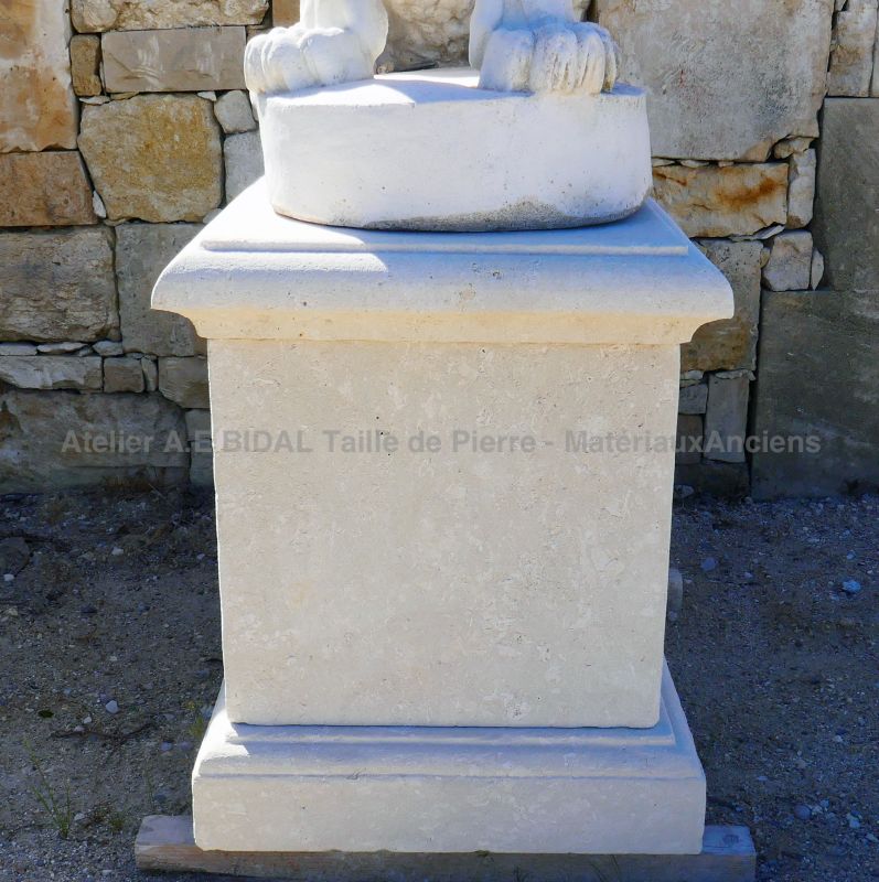 Socle pour grande statue en pierre naturelle - Fabrication artisanale Atelier Alain BIDAL (Provence)