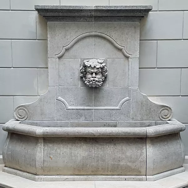 Large fontaine murale en pierre de taille - Fabrication artisanale Atelier de taille de pierre Alain BIDAL.