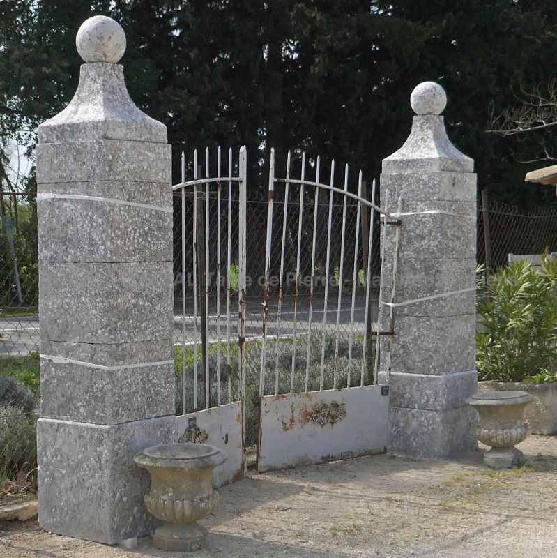 Pillars in patinated stone by the stonemason Alain BIDAL, Provence
