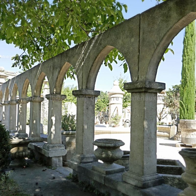 Cloister in natural stone of artisanal manufacture signed Atelier Alain BIDAL.