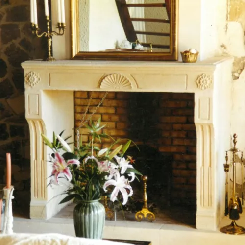 Cheminée de style Louis XVI - cheminée en pierre réalisée par un Artisan du bâtiment dans le Vaucluse.
